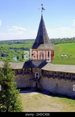 Kamyanets Podilskyi, Ukraine: Blick auf das Kamianets-Podilskyi Schloss, mit der Burgmauer und dem Turm und dem Smotrych Fluss dahinter. Stockfoto