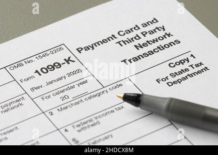 Closeup of Form 1099-K, Payment Card and Third Party Network Transactions, eine IRS-Informationsrückgabe, die verwendet wird, um bestimmte Zahlungstransaktionen zu melden. Stockfoto