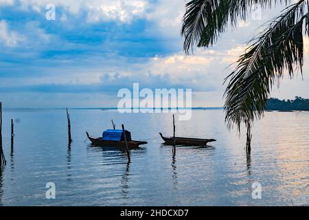 Faszinierende Aussicht von der Palme der Boote im lila Wasser auf den Inseln in Batam, Indonesien Stockfoto