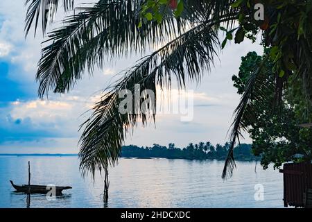 Faszinierende Aussicht von der Palme der Boote im lila Wasser auf den Inseln in Batam, Indonesien Stockfoto