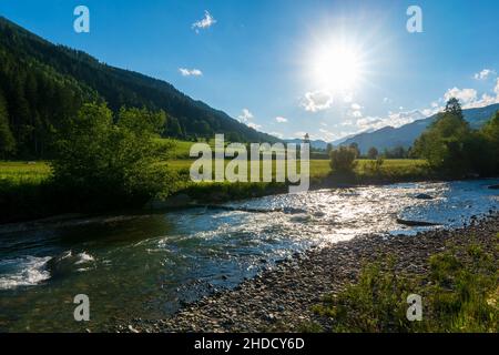 Grüne Bergschlucht mit einem blauen Fluss am Boden. Szenische wilde Natur Hintergründe Stockfoto