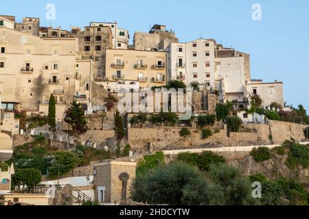 Blick auf den alten Teil von Sperlonga, alte italienische Stadt in der Provinz Latina am Tyrrhenischen Meer, Touristen Urlaubsziel bei Sonnenaufgang Stockfoto