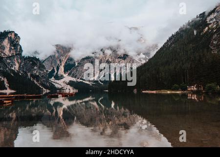 Herrliche Aussicht auf den Pragser wildsee bei Sonnenaufgang. Trentino Alto Adidge, Dolomiten, Italien. Stockfoto