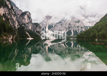 Herrliche Aussicht auf den Pragser wildsee bei Sonnenaufgang. Trentino Alto Adidge, Dolomiten, Italien. Stockfoto