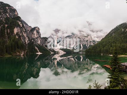 Herrliche Aussicht auf den Pragser wildsee bei Sonnenaufgang. Trentino Alto Adidge, Dolomiten, Italien. Stockfoto