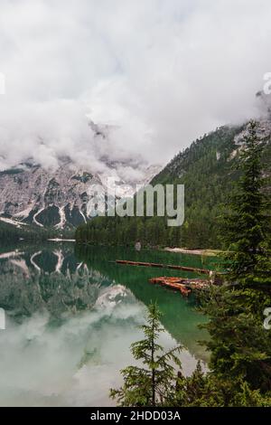 Herrliche Aussicht auf den Pragser wildsee bei Sonnenaufgang. Trentino Alto Adidge, Dolomiten, Italien. Stockfoto