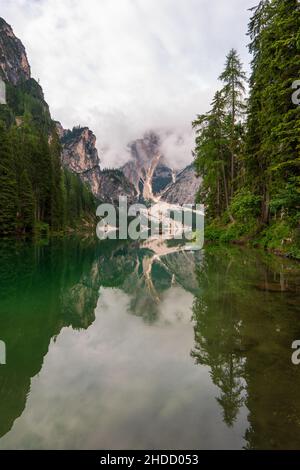 Herrliche Aussicht auf den Pragser wildsee bei Sonnenaufgang. Trentino Alto Adidge, Dolomiten, Italien. Stockfoto