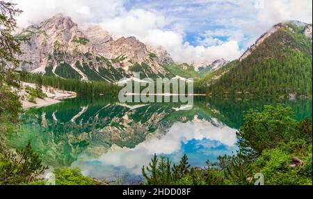 Herrliche Aussicht auf den Pragser wildsee bei Sonnenaufgang. Trentino Alto Adidge, Dolomiten, Italien. Stockfoto