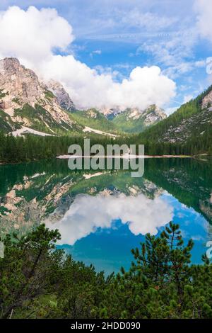 Herrliche Aussicht auf den Pragser wildsee bei Sonnenaufgang. Trentino Alto Adidge, Dolomiten, Italien. Stockfoto