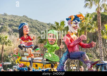 Der allegorische Festwagen während der Karnevalsparade entlang der Straßen von Gaeta, Latium, Italien. Stockfoto