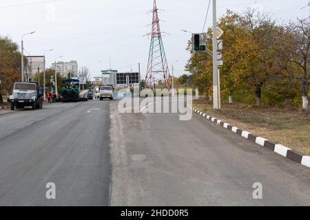 Tiraspol, Moldawien - 15. Oktober 2021: Straßenreparatur. Straßenarbeiten. Stockfoto