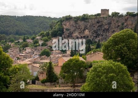 Kleines altes Dorf in Hear of Provence Cotignac mit berühmten Klippen mit Höhlenwohnungen, Var, Frankreich Stockfoto