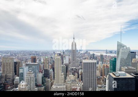 Manhattan, New York, USA, Stadtbild. Berühmte Gebäude, Türme und Wolkenkratzer. Schöne Aussicht von oben in einer der beliebtesten Skylines Stockfoto