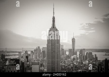 Schwarz-Weiß Blick auf Manhattan, New York City, von oben. Luftaufnahme der Stadtlandschaft von NY mit den berühmten & historischen Gebäuden, Türmen und Wolkenkratzern Stockfoto