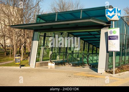 Blick auf die Straße von Sofia Bulgarien auf den typischen Aluminium- und Glaseingang zur U-Bahn oder U-Bahn oder U-Bahn-Station. Stockfoto