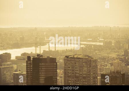 Panoramablick auf Gebäude in Manhattan, East River und Brooklyn Bridge im Sepia-Stil. Dachflächen, Terrassen und Fassaden. Manhattan, New York, USA Stockfoto