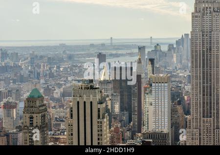 Nahaufnahme von Gebäuden in Manhattan. Dachflächen, Terrassen und Fassaden. Türme und Wolkenkratzer in New York City, NY, USA Stockfoto