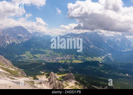 Cortina d'Ampezzo Stadt Panoramablick mit Alpine grüne Landschaft und massiven Dolomiten Alpen im Hintergrund. Provinz Belluno, Südtirol, Ital Stockfoto