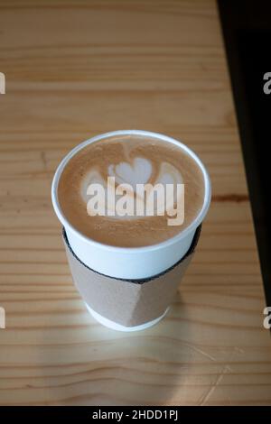 Ein bestellter Cafe Latte mit der Creme, die zu einem Herzen im Sunroom Coffee Shop geformt wurde. Schlacht am Lake Minnesota, USA Stockfoto