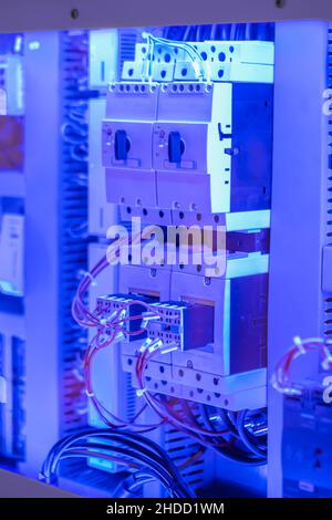 Schütz zum Schalten elektrischer Leistungsschaltung mit blauer Beleuchtung Stockfoto