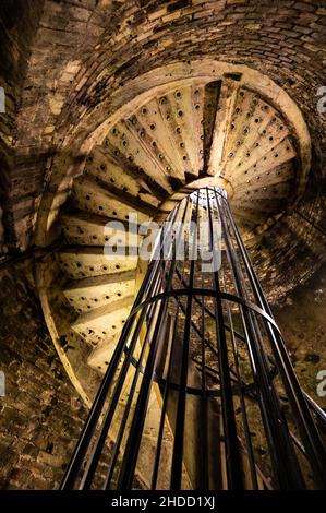 Alte Wendeltreppe zu tiefen und langen unterirdischen Höhlen, die Champagner Sekt aus chardonnay und Pinor Noir Trauben in Reims, Champagne, F Stockfoto