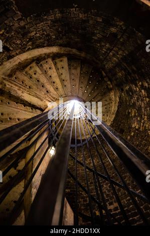 Alte Wendeltreppe zu tiefen und langen unterirdischen Höhlen, die Champagner Sekt aus chardonnay und Pinor Noir Trauben in Reims, Champagne, F Stockfoto