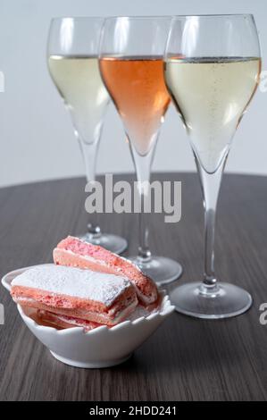 Symbole von Reims, Frankreich, Gläser aus weißem und rosafarbenem Champagner und Rosenkekse Stockfoto