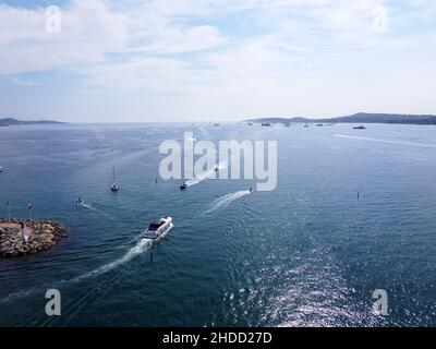 Luftaufnahme auf blauem Wasser des Golfs von Saint-Tropez und Segelboote in der Nähe von Port Grimaud und Port Cogolin, Französische Riviera, Provence, Frankreich im Sommer Stockfoto