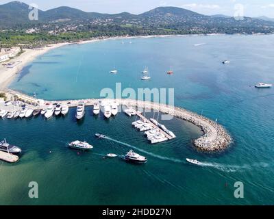 Luftaufnahme auf blauem Wasser des Golfs von Saint-Tropez und Segelboote in der Nähe von Port Grimaud und Port Cogolin, Französische Riviera, Provence, Frankreich im Sommer Stockfoto