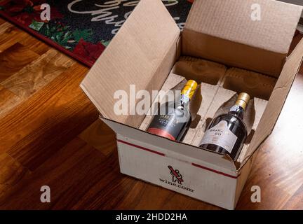 Morgantown, WV - 5. Januar 2022: Zwei Flaschen Grahams und Sandeman Vintage Port in Box aus dem Wine.com Online-Shop Stockfoto