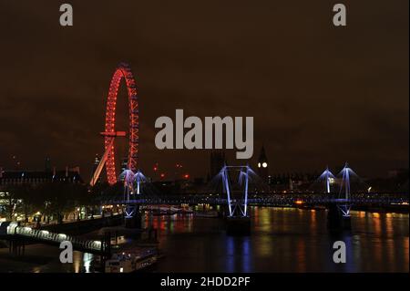 Blick nach Westen von der Waterloo Bridge. Das London Eye und die Houses of Parliament zeichnen sich aus dieser Sicht aus. Stockfoto