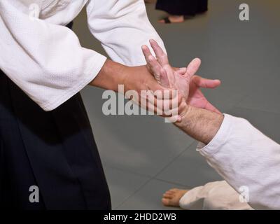 Aikido Handgelenkstechnik - Aikido (Shinjitai: 合気道, Kyūjitai: 合氣道, aikidō, Japanische Aussprache: [aikiꜜdoː]) ist eine moderne japanische Kampfkunst Stockfoto