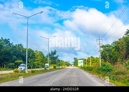 Playa del Carmen Mexiko 21. Dezember 2021 Fahrt auf der Autobahn im Dschungel und in der tropischen Natur von Playa del Carmen Quintana Roo Mexiko. Stockfoto