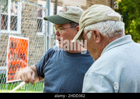 Zwei East Falls Bewohner schauen auf Zeichen gegen Donald Trumps Versuch, eine Casino-Lizenz in ihrer Nachbarschaft in Philadelphia im Jahr 2006 zu bekommen. Stockfoto