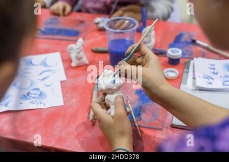 Professionelle Frau Töpfer Malerei keramische Pfennigpfeife in Töpferei Stockfoto