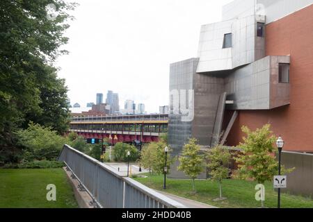 Skyline von Minneapolis, Washington Avenue Bridge und Seite des Weisman Art Museum, entworfen von Frank Gehry. Minneapolis Minnesota, USA Stockfoto