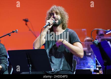 Madrid, Spanien. 05th Januar 2022. Der Sänger Mikel Izal aus der Izal-Gruppe, der während eines Benefizkonzerts mit der Banda Sinfonica Municipal de Madrid im Teatro Real in Madrid zu sehen war. Kredit: SOPA Images Limited/Alamy Live Nachrichten Stockfoto