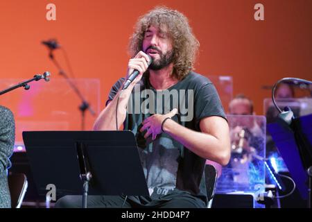 Madrid, Spanien. 05th Januar 2022. Der Sänger Mikel Izal aus der Izal-Gruppe, der während eines Benefizkonzerts mit der Banda Sinfonica Municipal de Madrid im Teatro Real in Madrid zu sehen war. Kredit: SOPA Images Limited/Alamy Live Nachrichten Stockfoto