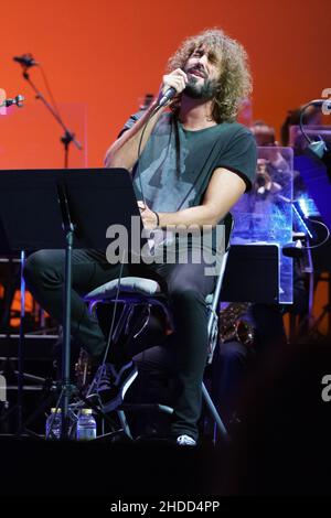 Madrid, Spanien. 05th Januar 2022. Der Sänger Mikel Izal aus der Izal-Gruppe, der während eines Benefizkonzerts mit der Banda Sinfonica Municipal de Madrid im Teatro Real in Madrid zu sehen war. Kredit: SOPA Images Limited/Alamy Live Nachrichten Stockfoto