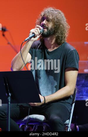 Madrid, Spanien. 05th Januar 2022. Der Sänger Mikel Izal aus der Izal-Gruppe, der während eines Benefizkonzerts mit der Banda Sinfonica Municipal de Madrid im Teatro Real in Madrid zu sehen war. Kredit: SOPA Images Limited/Alamy Live Nachrichten Stockfoto