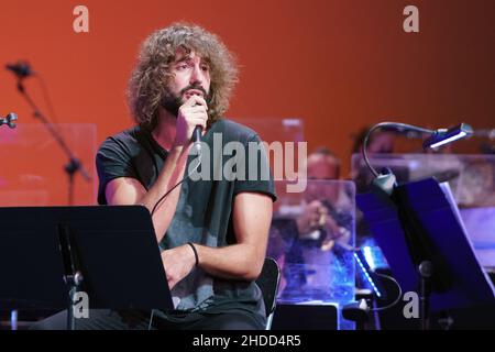 Madrid, Spanien. 05th Januar 2022. Der Sänger Mikel Izal aus der Izal-Gruppe, der während eines Benefizkonzerts mit der Banda Sinfonica Municipal de Madrid im Teatro Real in Madrid zu sehen war. Kredit: SOPA Images Limited/Alamy Live Nachrichten Stockfoto