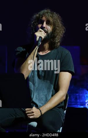 Madrid, Spanien. 05th Januar 2022. Der Sänger Mikel Izal aus der Izal-Gruppe, der während eines Benefizkonzerts mit der Banda Sinfonica Municipal de Madrid im Teatro Real in Madrid zu sehen war. Kredit: SOPA Images Limited/Alamy Live Nachrichten Stockfoto