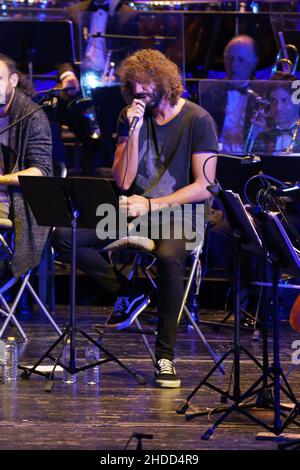 Madrid, Spanien. 05th Januar 2022. Der Sänger Mikel Izal aus der Izal-Gruppe, der während eines Benefizkonzerts mit der Banda Sinfonica Municipal de Madrid im Teatro Real in Madrid zu sehen war. Kredit: SOPA Images Limited/Alamy Live Nachrichten Stockfoto