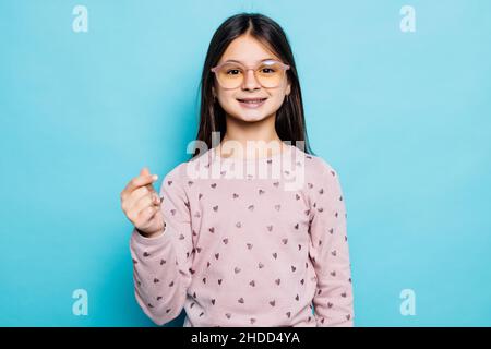 Portrait von attraktiven Mädchen tragen Hut zeigt Herz-Zeichen-Symbol isoliert auf blauem Hintergrund Stockfoto