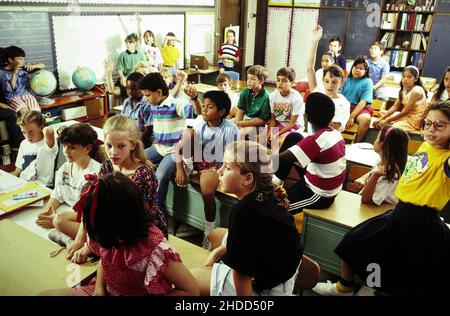 San Antonio Texas USA, 1991: Überfüllter Spanischunterricht an der Grundschule im gut finanzierten Alamo Heights Schulbezirk. ©Bob Daemmrich Stockfoto