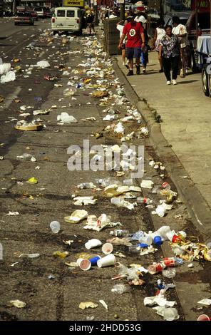 San Antonio Texas USA, 1993: Abfall von den Massen, die an der Fiesta San Antonio Parade in der Innenstadt teilnahmen, zurückgelassen. ©Bob Daemmrich Stockfoto