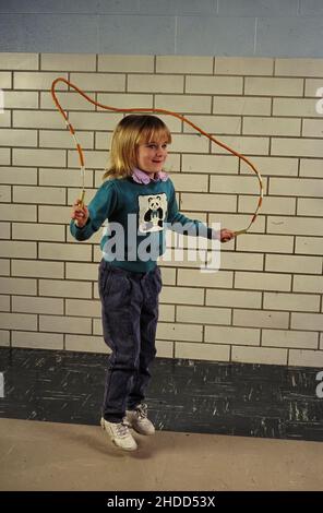 Austin Texas USA, 1990: Schüler der ersten Klasse nimmt am Springseil-Wettbewerb an der Walnut Creek Elementary School Teil. HERR es-0069 ©Bob Daemmrich Stockfoto