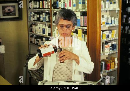 Austin Texas USA, 1988: Hispanic-Apothekerin bei der Arbeit in der Apotheke. MR RR-0086 ©Bob Daemmrich Stockfoto