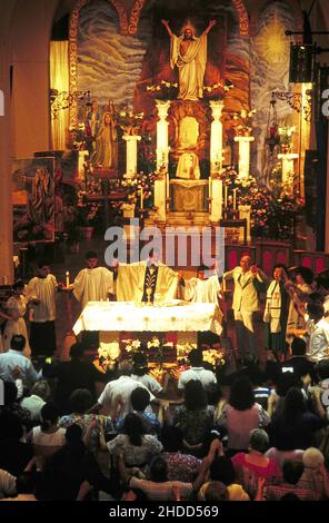 San Antonio Texas USA, 1988: Ostersonntagsgottesdienste in der Kathedrale von San Fernando. ©Bob Daemmrich Stockfoto