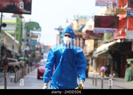 Bangkok, Thailand. 05th Januar 2022. Ein Gesundheitsmitarbeiter, der einen Anzug mit persönlicher Schutzausrüstung (PSA) trägt, sprüht ein Desinfektionsmittel auf Khaosan Rd.Thailand verstärkt seine Bemühungen, die Ausbreitung der Coronavirus-Krankheit (COVID-19) zu verhindern, da viele neue Infektionen mit der Omicron-Variante in Zusammenhang stehen. Kredit: SOPA Images Limited/Alamy Live Nachrichten Stockfoto